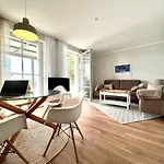 Lage Mit Warnowblick - Großer Balkon, Zwei Schlafzimmer, Aufzug, Stellplatz *