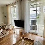 Lage Mit Warnowblick - Großer Balkon, Zwei Schlafzimmer, Aufzug, Stellplatz Apartment