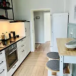 Lage Mit Warnowblick - Großer Balkon, Zwei Schlafzimmer, Aufzug, Stellplatz * Rostock