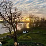 Lage Mit Warnowblick - Grosser Balkon, Zwei Schlafzimmer, Aufzug, Stellplatz Apartment Rostock