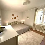 Beste Lage mit Warnowblick - großer Balkon, zwei Schlafzimmer, Aufzug, Stellplatz