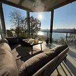 Beste Lage mit Warnowblick - großer Balkon, zwei Schlafzimmer, Aufzug, Stellplatz