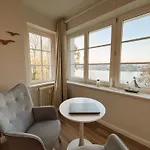 Beste Lage mit Warnowblick - großer Balkon, zwei Schlafzimmer, Aufzug, Stellplatz