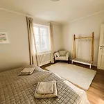 Lage Mit Warnowblick - Grosser Balkon, Zwei Schlafzimmer, Aufzug, Stellplatz Apartment