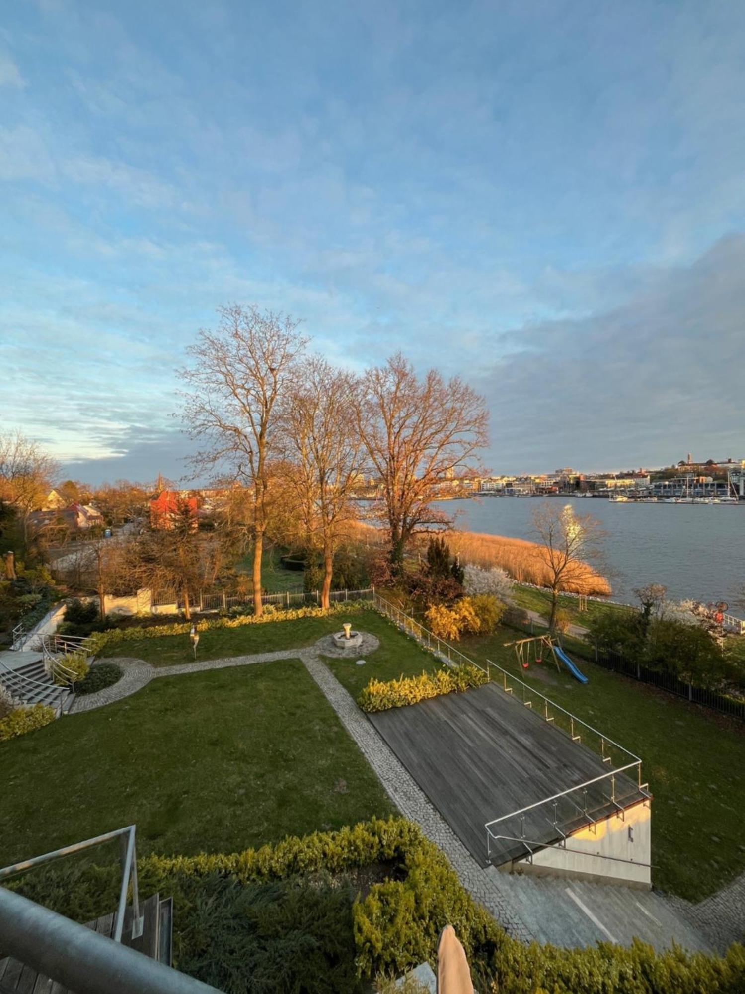 Lage Mit Warnowblick - Großer Balkon, Zwei Schlafzimmer, Aufzug, Stellplatz *