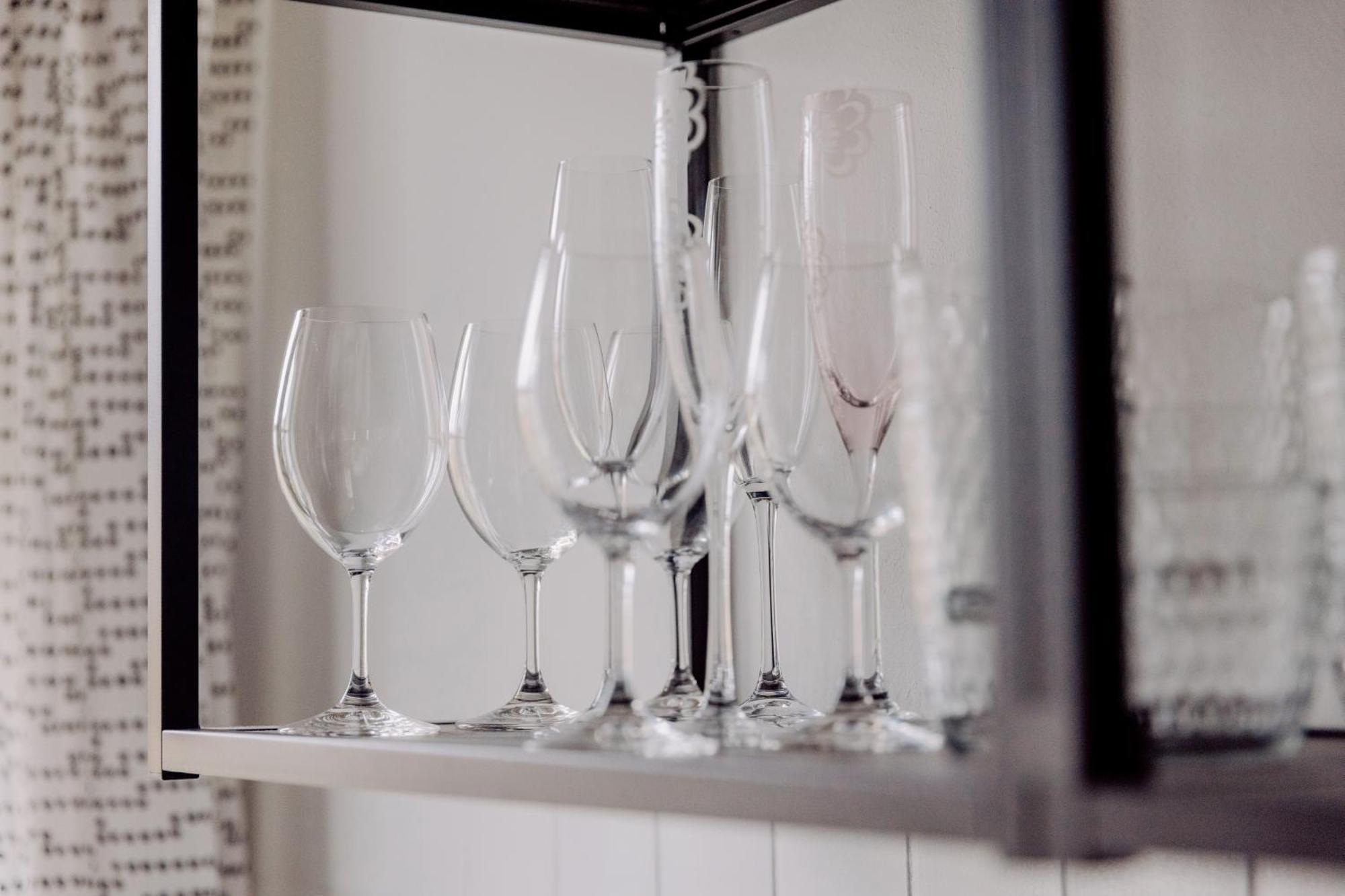 Apartment Lage Mit Warnowblick - Großer Balkon, Zwei Schlafzimmer, Aufzug, Stellplatz Rostock