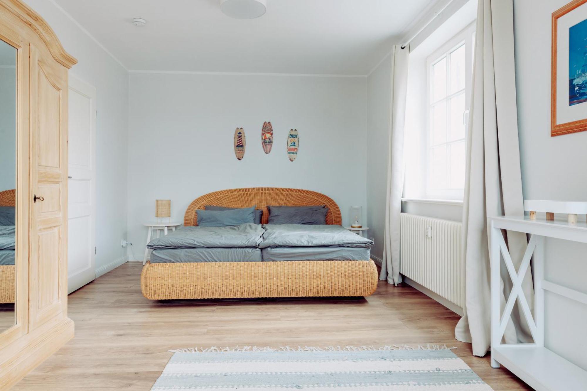 Lage Mit Warnowblick - Großer Balkon, Zwei Schlafzimmer, Aufzug, Stellplatz Apartment *