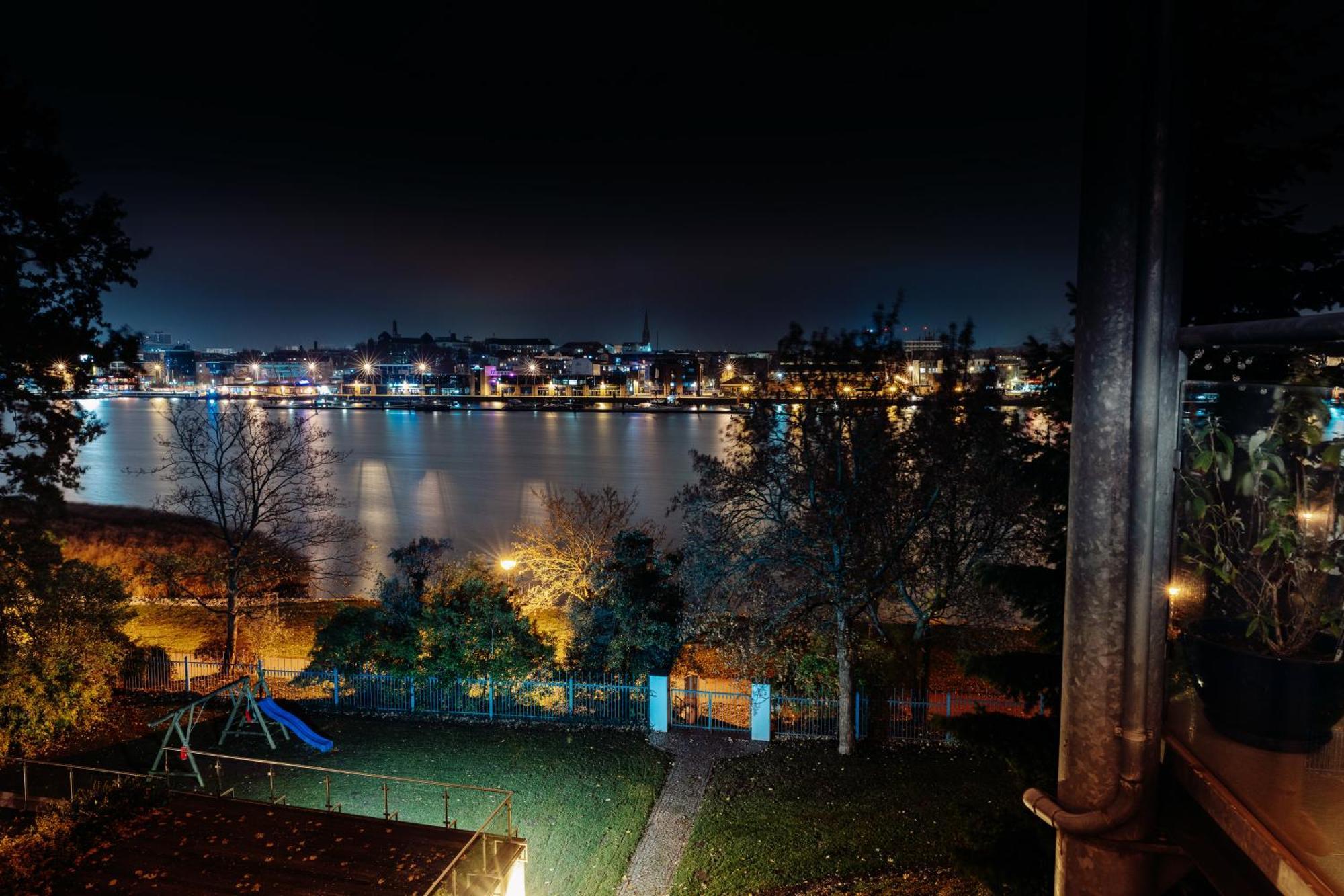 Lage Mit Warnowblick - Großer Balkon, Zwei Schlafzimmer, Aufzug, Stellplatz * Rostock