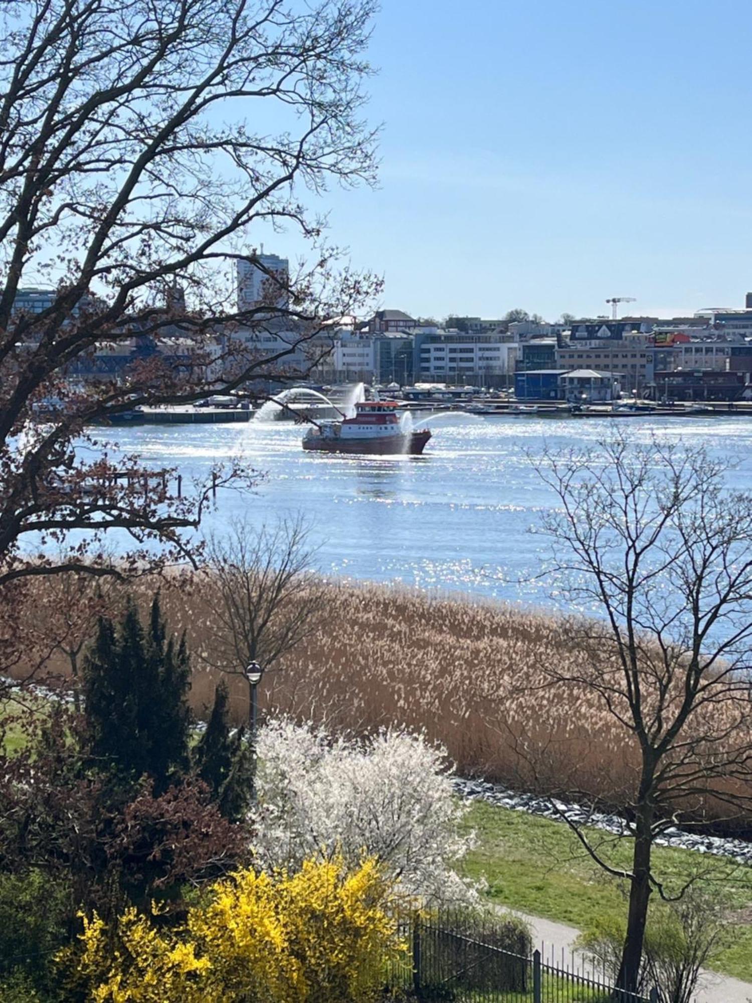 Apartment Lage Mit Warnowblick - Großer Balkon, Zwei Schlafzimmer, Aufzug, Stellplatz Rostock