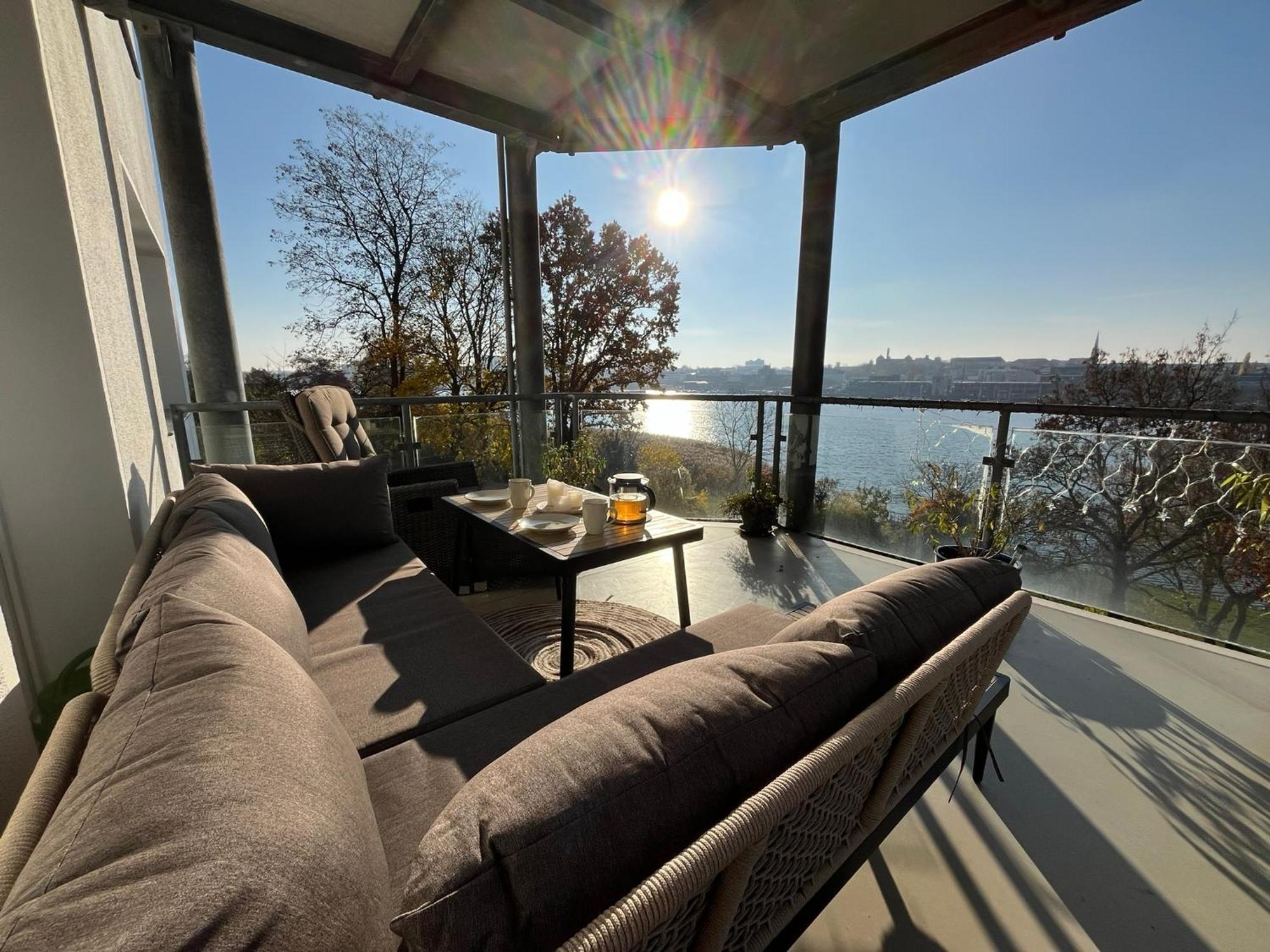 Lage Mit Warnowblick - Großer Balkon, Zwei Schlafzimmer, Aufzug, Stellplatz Apartment